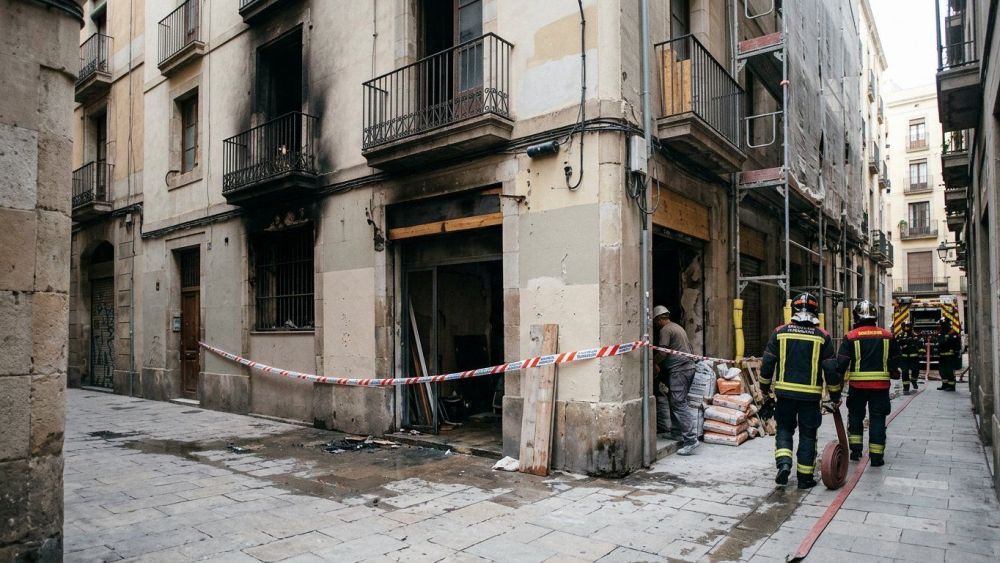 Incendio en edificio municipal del Raval moviliza a diez dotaciones y se salda sin heridos. Intervención rápida en un inmueble