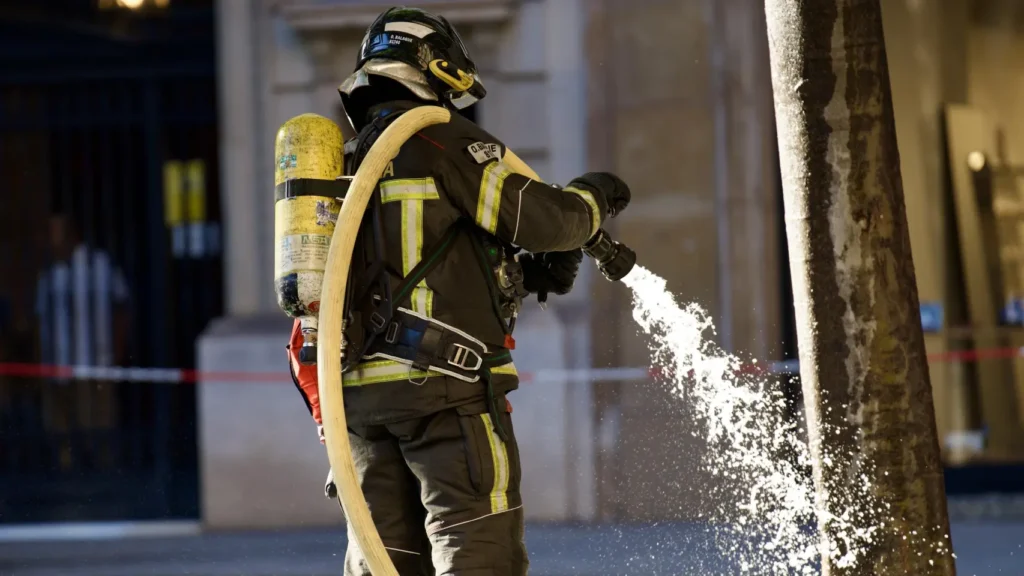 Incendio en Barcelona: arde la planta baja de un edificio en el Raval con material de obra dentro. Intervención rápida de los Bomberos en el Raval.