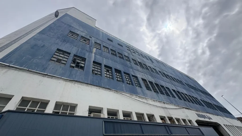 Desalojo y clausura de una nave histórica en Vigo: incendios, tragedias y el futuro urbano de Beiramar. Un edificio marcado por el abandono