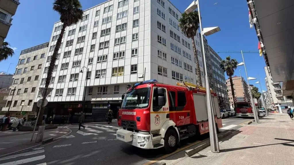 Alarma en Pontevedra: incendio en una cocina deja una persona herida y moviliza a los bomberos. Intervención urgente
