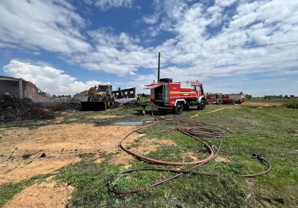 La Bañeza afronta un incendio industrial interminable tras 41 días de combustión subterránea. Un siniestro persistente