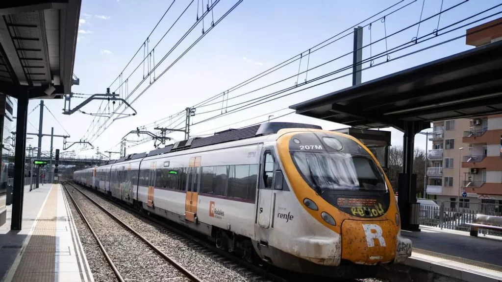 Interrupción ferroviaria en Girona por incendio junto a las vías. Un incendio obliga a cortar la circulación entre Santa Susanna y Maçanet.