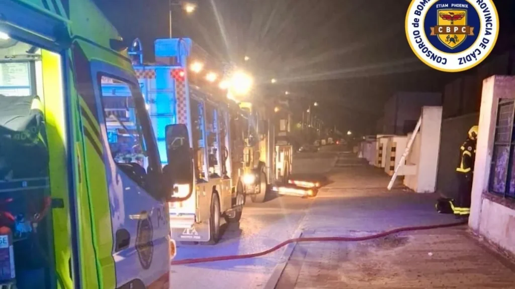 Incendio en nave industrial de El Puerto moviliza a bomberos de Jerez sin causar heridos. Intervención coordinada de bomberos