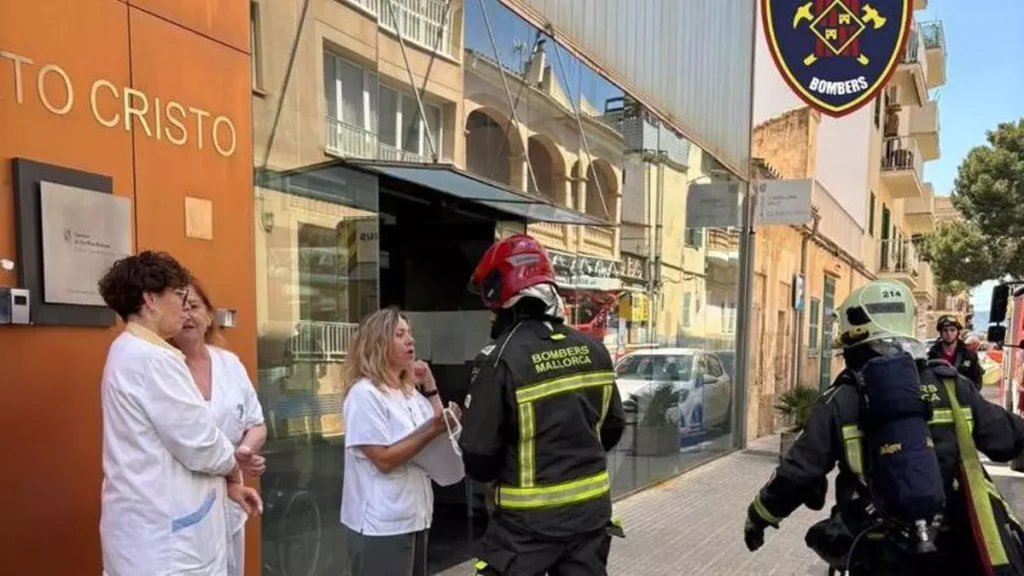 Simulacro de incendio en un centro sanitario de Porto Cristo pone a prueba la respuesta de emergencia. Evacuación inmediata y despliegue coordinado de los equipos.