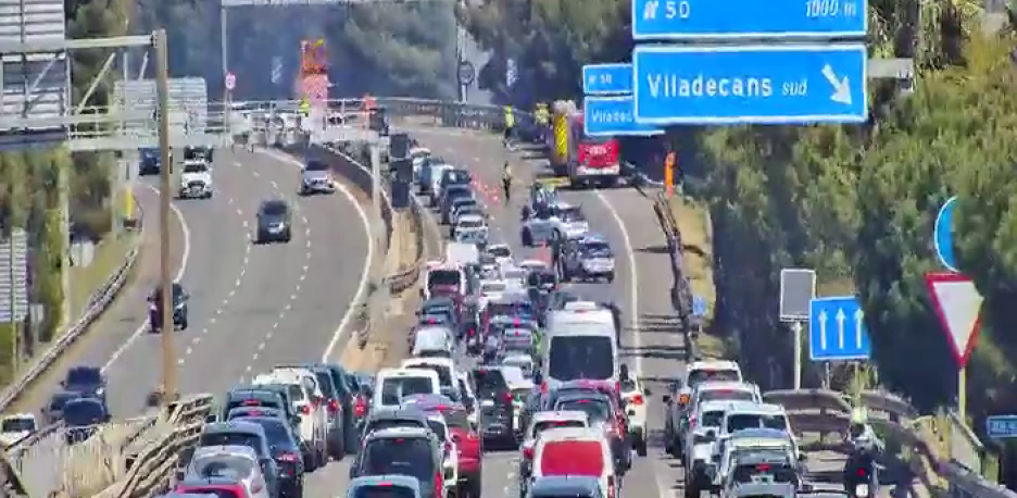 Incendio junto a la C-32 en Gavà obliga a interrumpir el tráfico y afecta una franja del Parc Agrari del Baix Llobregat. Una columna de humo visible