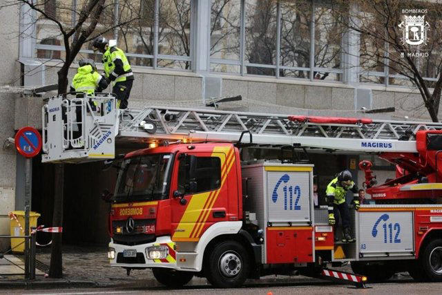 Fuego en un piso de Usera se salda con una mujer trasladada al hospital y la casa calcinada. Un suceso que evidencia la importancia d