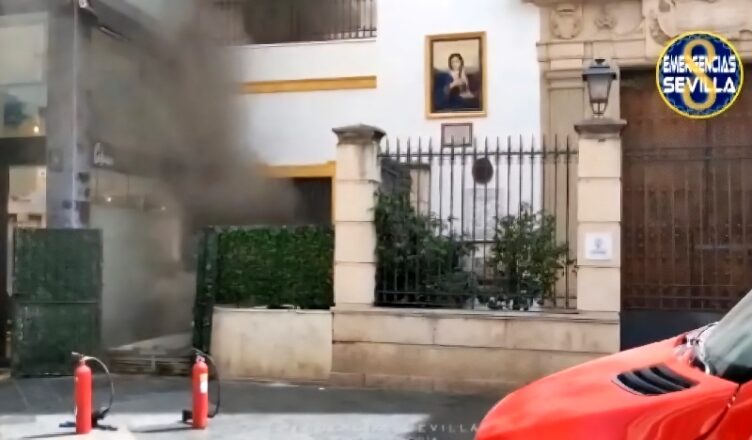 Desalojos en el centro de Sevilla por un incendio eléctrico junto al Santo Ángel. Un suceso que sacudió la tarde