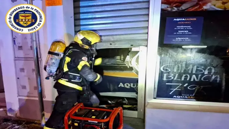 Local dañado en Chiclana: El fuego se originó en la maquinaria de refrigeración