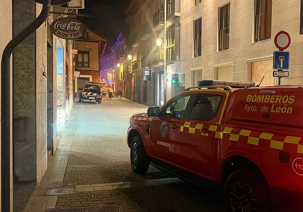 Incendio en restaurante del centro de León obliga a una rápida intervención de los bomberos. Emergencia nocturna en la calle Trastámara