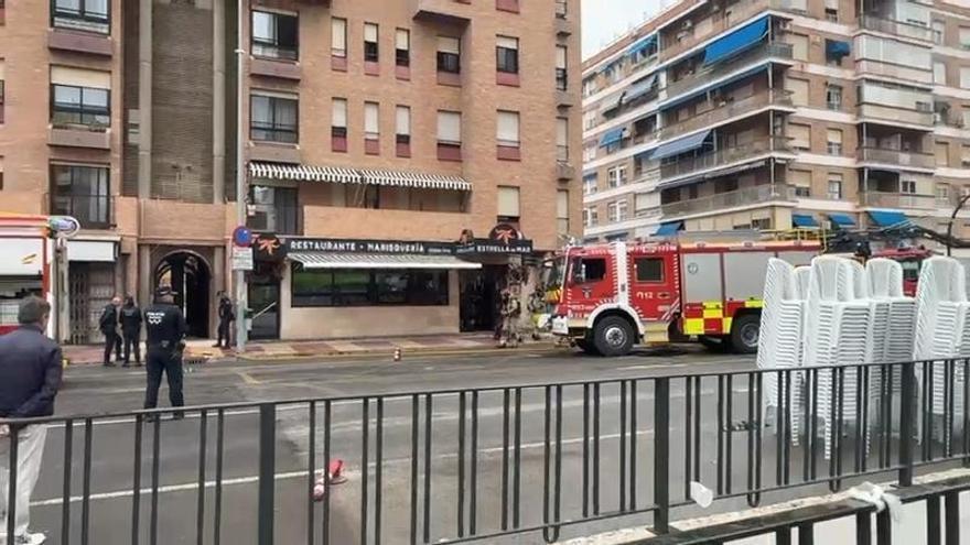Incendio en restaurante del barrio Infante Juan Manuel de Murcia provoca evacuación urgente. Fuego en cocina de restaurante
