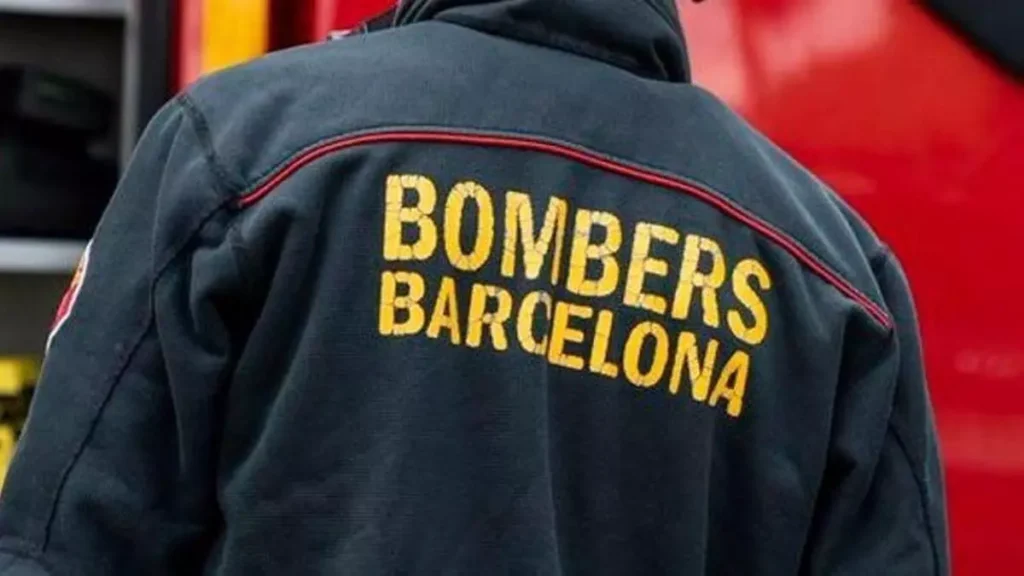Evacuación preventiva en el edificio Triangle de la Fundació Puigvert tras un conato de incendio en Barcelona. El humo en la planta -1