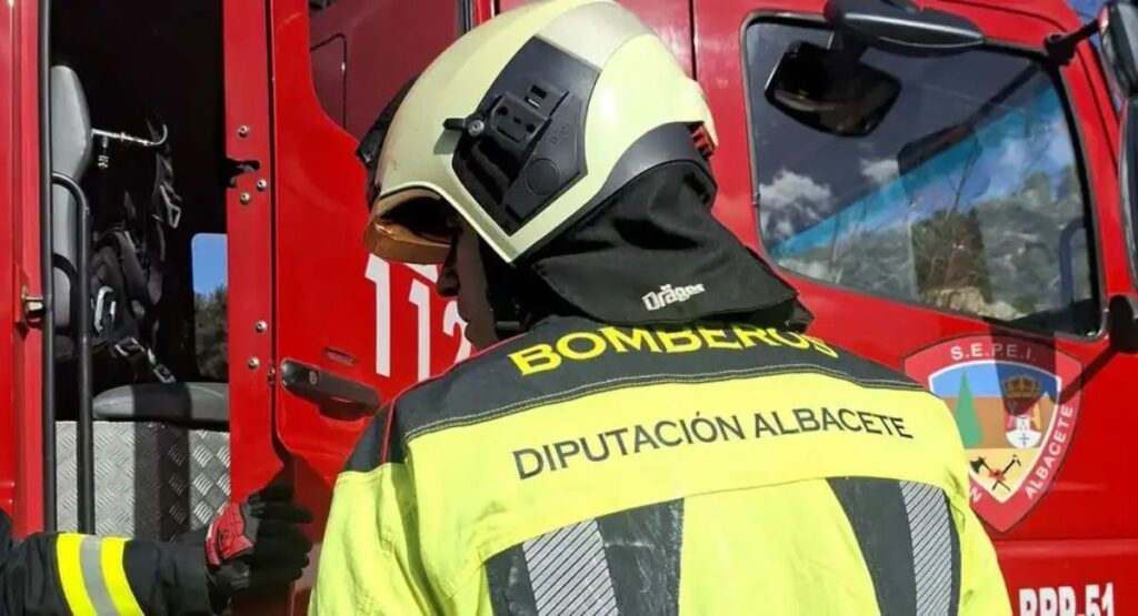 Incendio en una empresa de Caudete deja tres heridos por inhalación de humo tras un fallo en maquinaria industrial. El humo se propagó