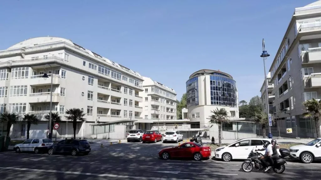 URGENTE: Incendio en Samil deja dos heridos y obliga a vaciar un inmueble completo. Intervención urgente tras un incendio en la avenida de Samil.