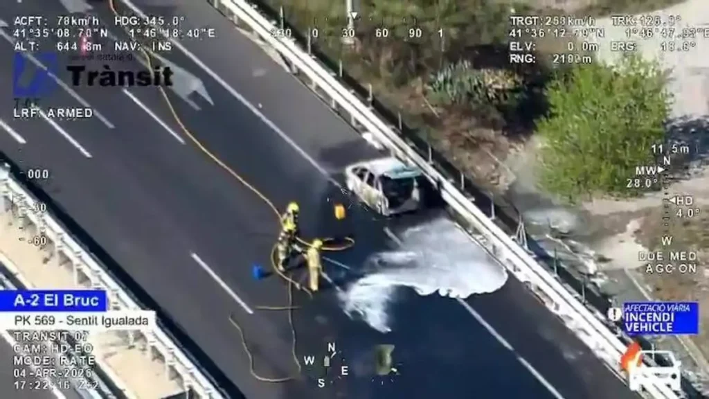 Incendio de vehículo en la A-2 en El Bruc provoca caos vial y desvíos hacia la N-IIz. Cierre total de la A-2 tras incendio