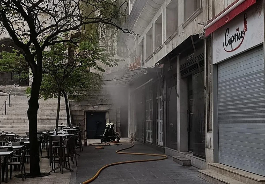 Alarma en Santander: incendio en la cocina de un bar junto a la catedral genera gran despliegue de emergencias. Un incidente que sacudió