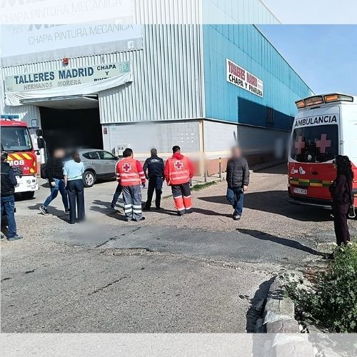 Un incendio en una nave industrial de Badajoz obliga a desplegar un amplio dispositivo de emergencia