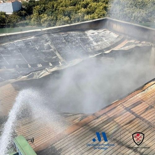 Incendio en Cajíz (Vélez-Málaga): continúan las labores de extinción en varias naves industriales