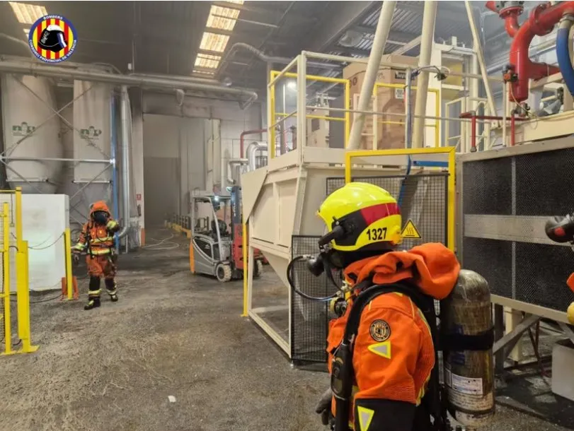 Incendio en una fábrica de corcho de Bonrepòs i Mirambell: rápida actuación para evitar una tragedia mayor. Controlado un fuego industrial
