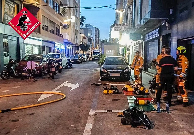 Tragedia en Orihuela Costa: incendio doméstico en cocina deja una víctima mortal y tres afectados por humo. Emergencia nocturna