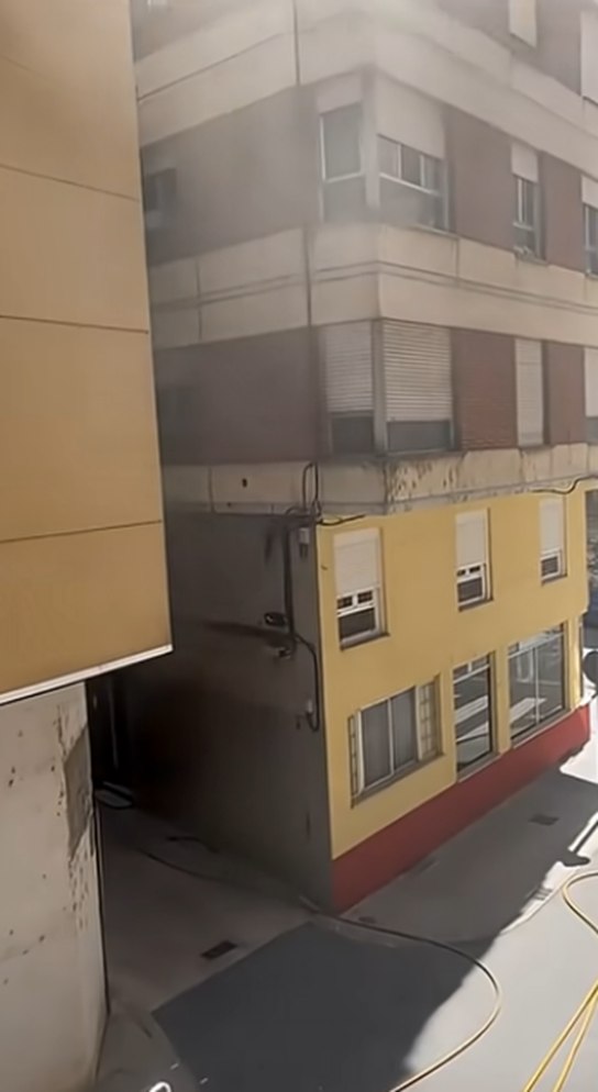 Incendio en vivienda de O Barco obliga a evacuar un edificio y moviliza a emergencias. Un incendio en cocina provoca