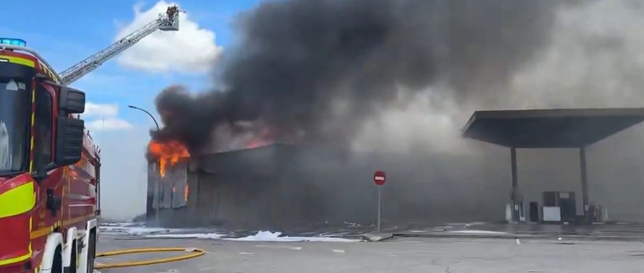 Última hora: Gran despliegue de bomberos por un incendio en el Polígono Azque de Alcalá. Operativo de emergencia