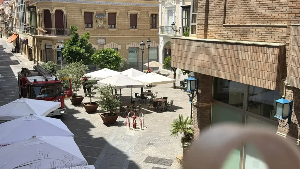 Dos personas intoxicadas por humo en el incendio de un restaurante de sushi en Huelva