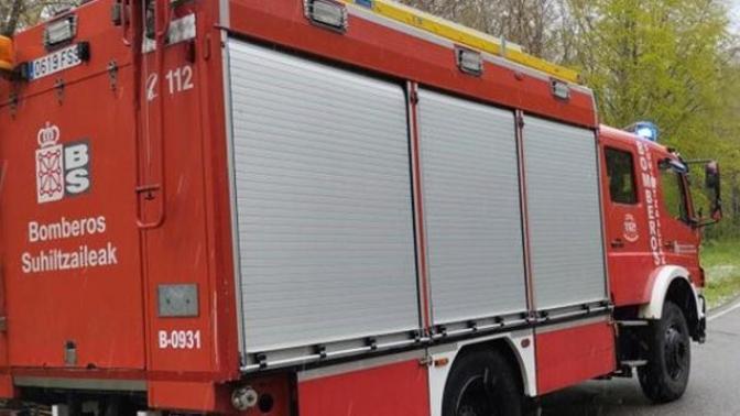 Trasladan a un trabajador por inhalación de humo tras un incendio en la cocina de un bar de San Adrián