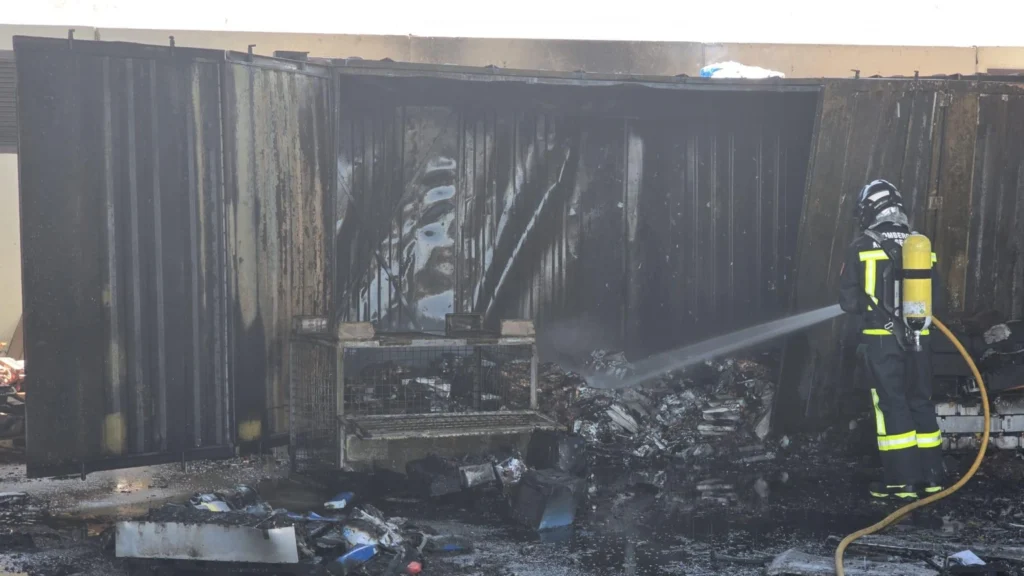 Incendio en una planta de reciclaje de baterías en Hontoria: el fuego calcina vehículos y baterías de litio