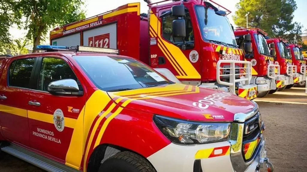 Los bomberos logran controlar un grave incendio en el área industrial de Alcalá de Guadaíra con tres naves dañadas