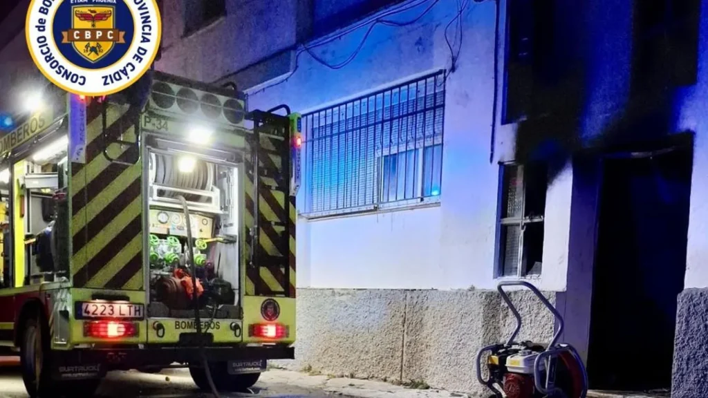 Incendio en Conil obliga al desalojo de viviendas y deja varios afectados por humo