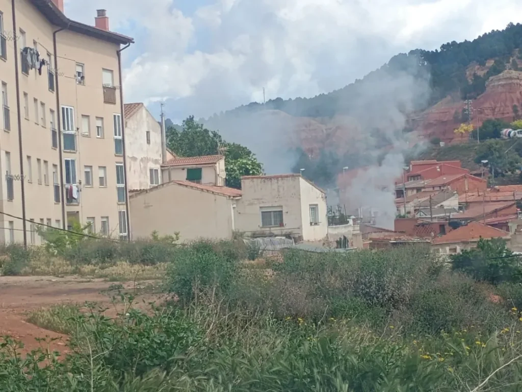 Incendio en una vivienda de Pomecia moviliza a bomberos y sanitarios en Teruel