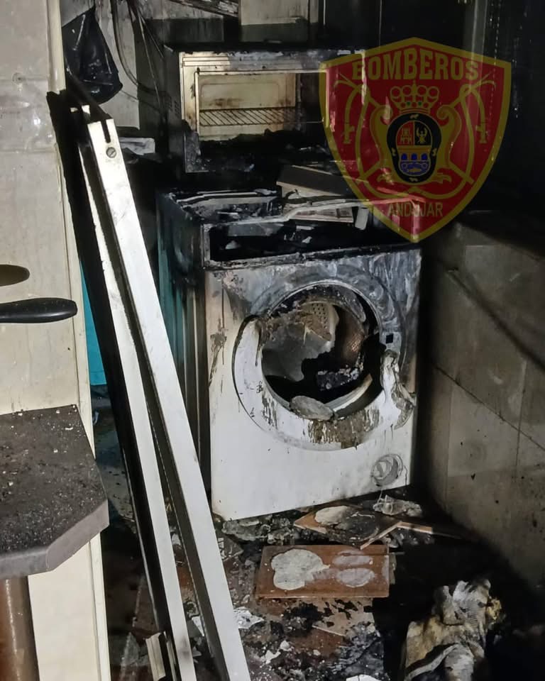 Familia abandona su hogar tras un incendio en una cocina de Andújar que llenó de humo toda la vivienda