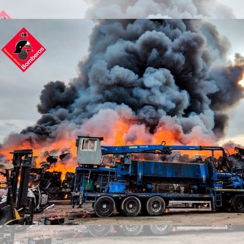 Incendio en una nave de desguace en Alicante: los bomberos evitan una tragedia mayor