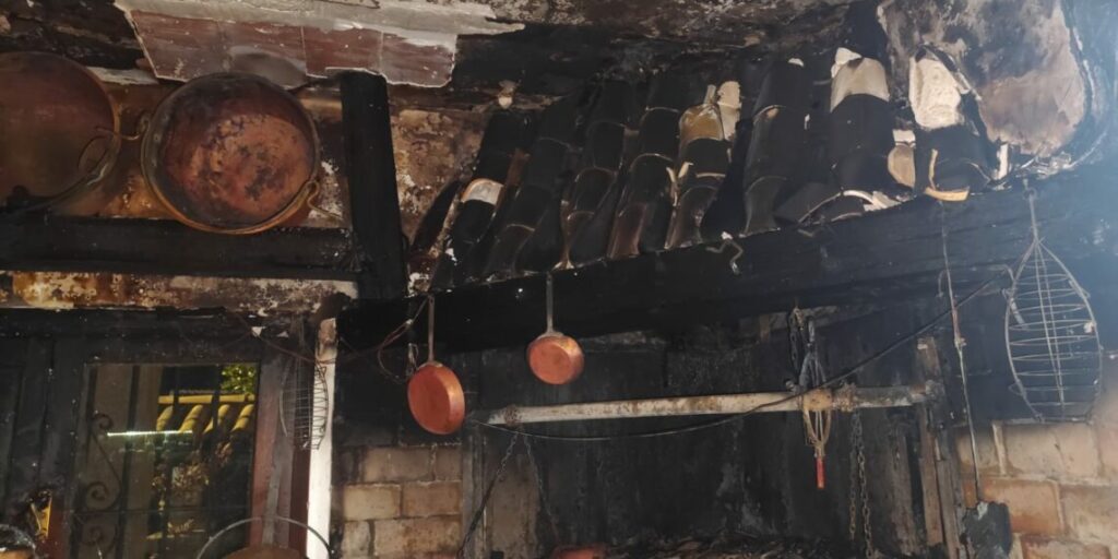 Devastador incendio en un histórico restaurante de Mijas obliga a un cierre indefinido. El impacto inmediato