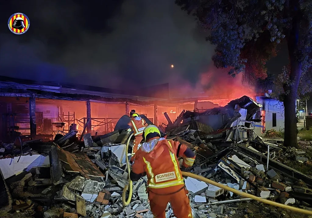 Emergencia en el polígono de Algemesí tras un violento incendio esta madrugada