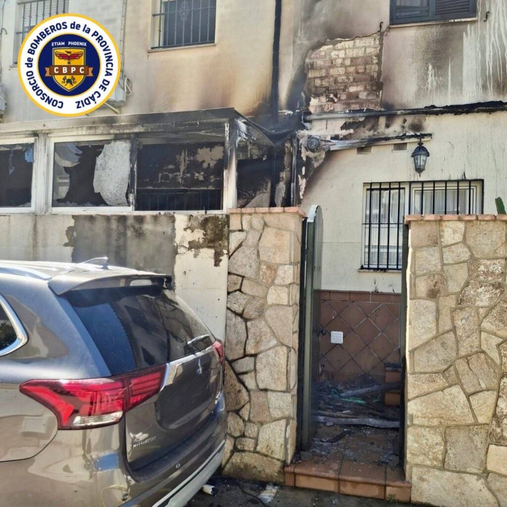 Pánico en una vivienda de Jerez tras incendiarse un coche eléctrico mientras cargaba en el patio