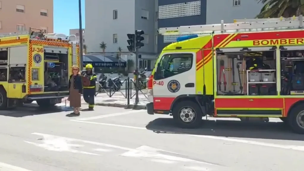 Pánico en la pizzería Montjuic de San Fernando: un incendio en la freidora moviliza a bomberos, Policía Local y Nacional