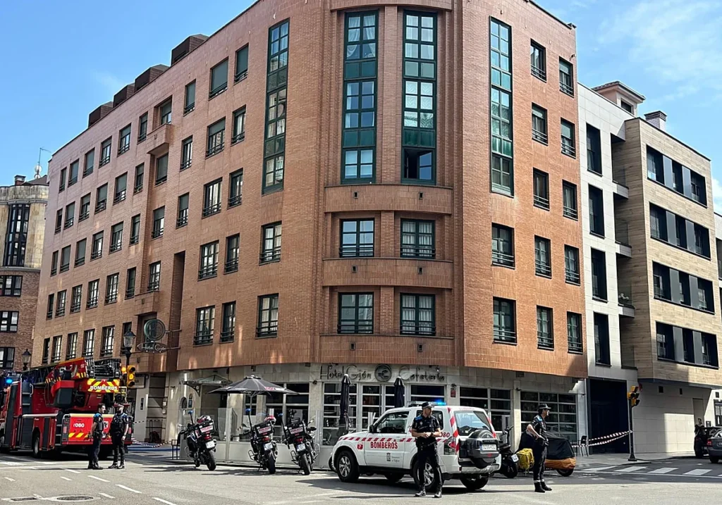 Alarma en un hotel de Gijón tras un incendio en cocina que movilizó a bomberos y servicios de emergencia