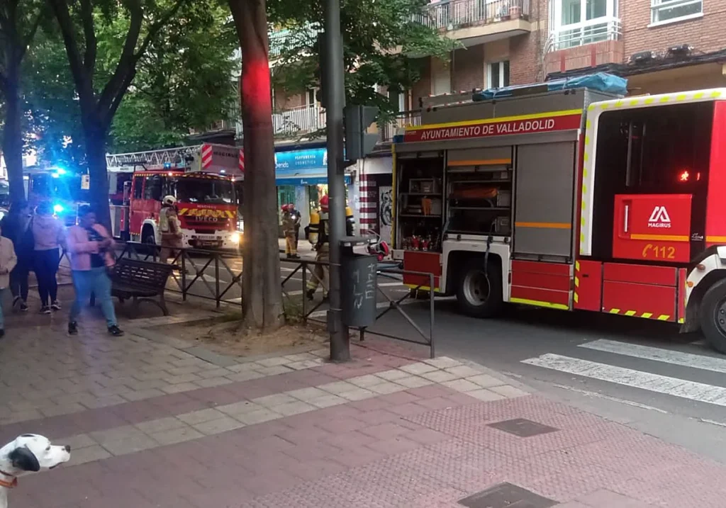 Susto en la calle Huelgas de Valladolid por el incendio de una vivienda
