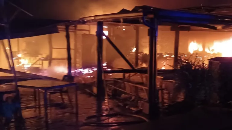 Voraz incendio destruye el restaurante Los Caballos KM0 en Sada y obliga al cierre indefinido del local