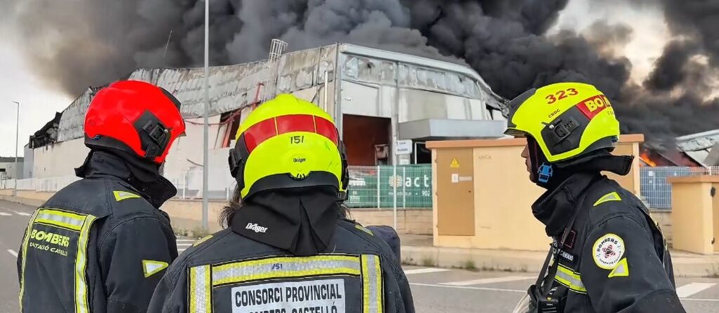Incendio en Vall d'Alba: el derrumbe de una nave de almendras complica la extinción