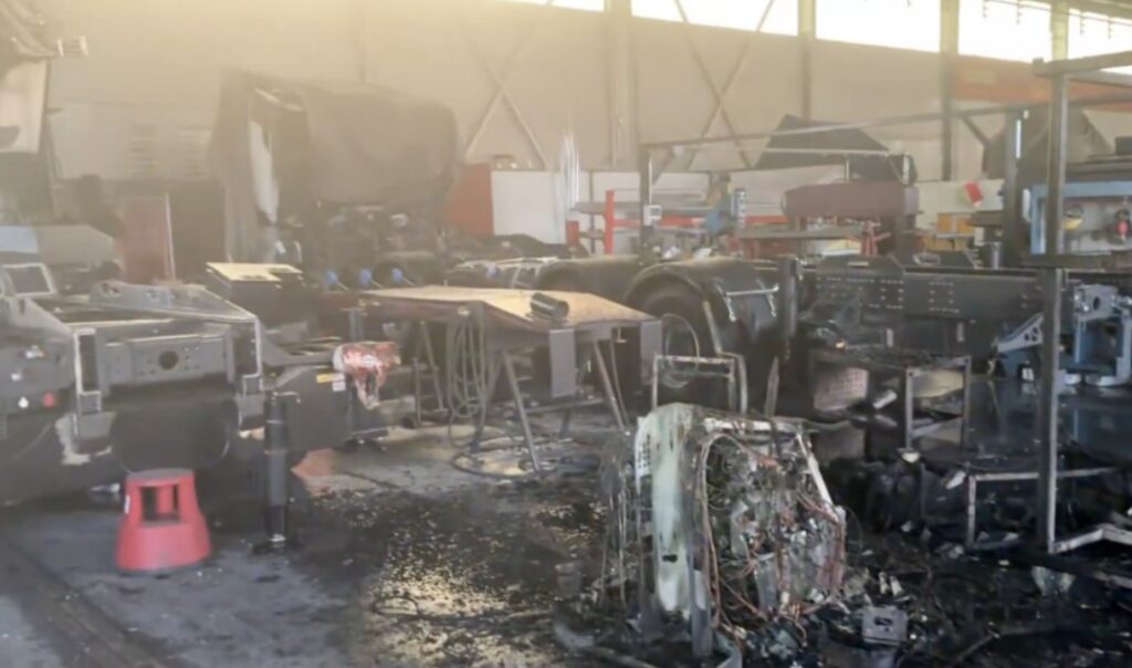 Amplio despliegue de bomberos logra sofocar un incendio industrial en una nave de Loeches sin víctimas