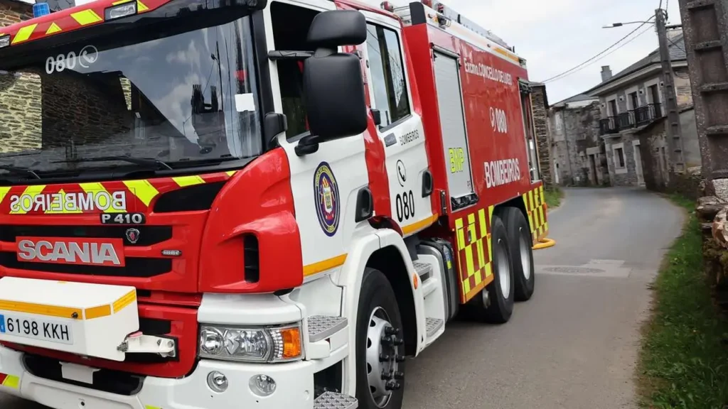 Evacuación preventiva en un edificio de Foz tras una intensa humareda originada en un cuadro eléctrico