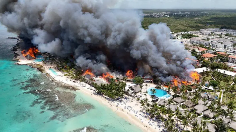 Devastador incendio en un exclusivo complejo turístico de República Dominicana deja una víctima mortal y obliga a evacuar a 1.700 personas