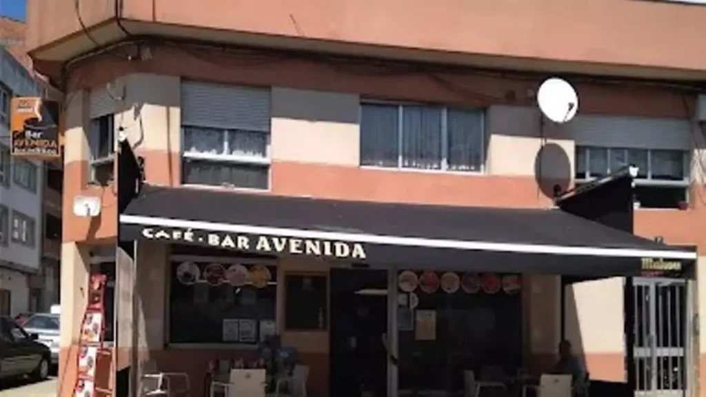 Una freidora provoca un incendio en la cocina del Bar Avenida de Melide y obliga a desalojar el local por seguridad