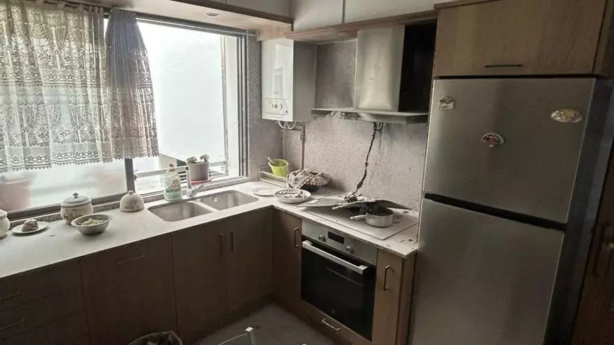 Un vecino de Lalín extingue un incendio en una vivienda originado en la campana extractora de la cocina