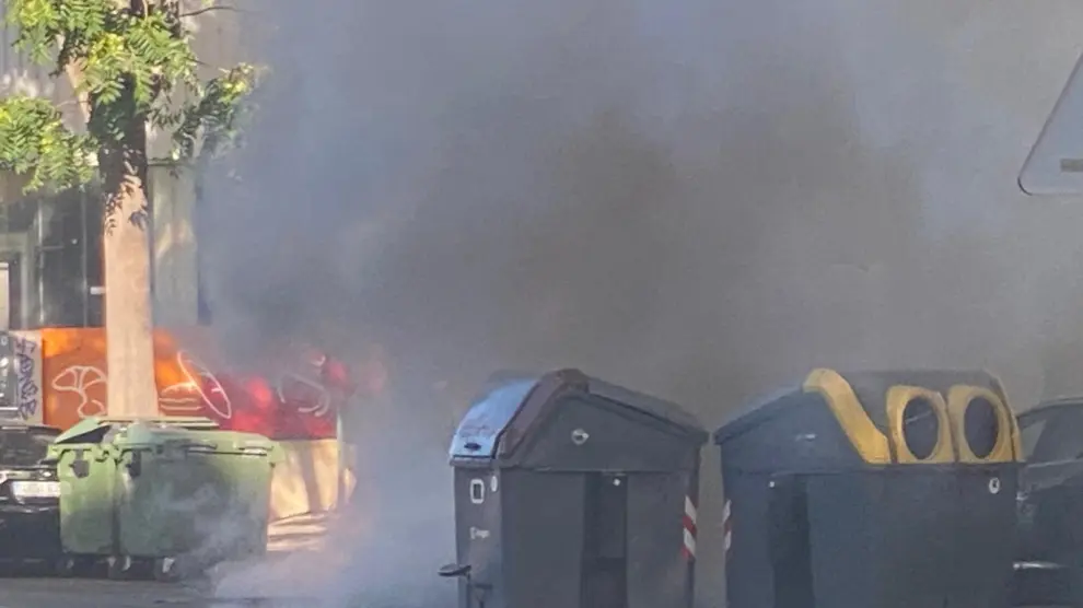 Un contenedor incendiado provoca una densa columna de humo y alarma en el centro de Zaragoza