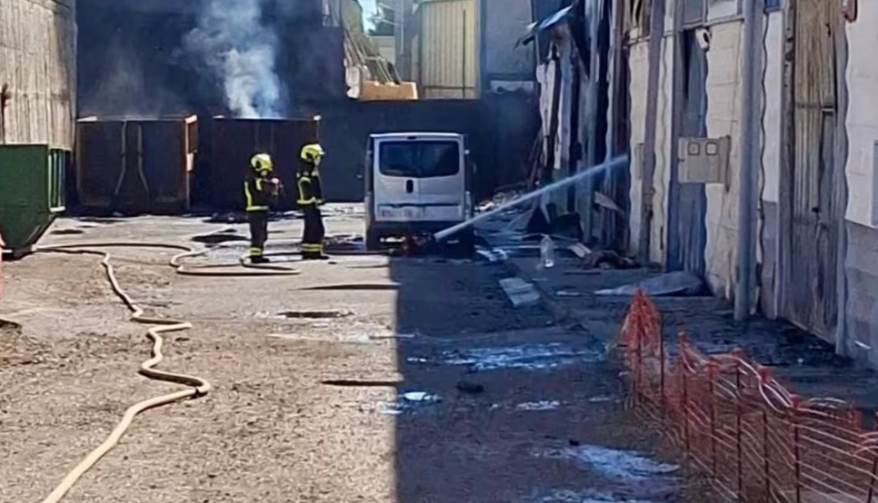 Las llamas arrasan 13 naves industriales en Algeciras y afectan una superficie de 8.000 metros cuadrados