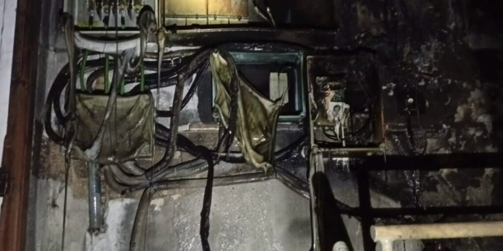 Incendio en un cuarto de contadores en Valencia moviliza un amplio operativo de emergencia durante la madrugada