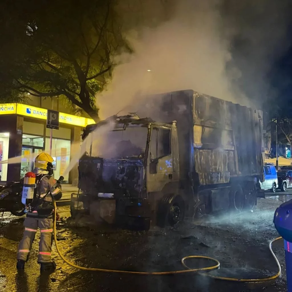 Incendio en camión de recogida de residuos en L’Hospitalet: el fuego afecta a contenedores, vehículos y obliga a ampliar las tareas de seguridad